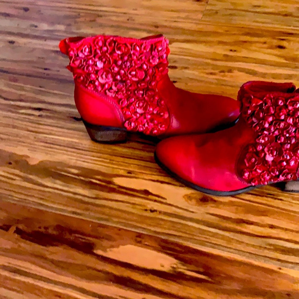 7 1/2 leather boots with leather red roses  SHERIDAN/ Mia boots